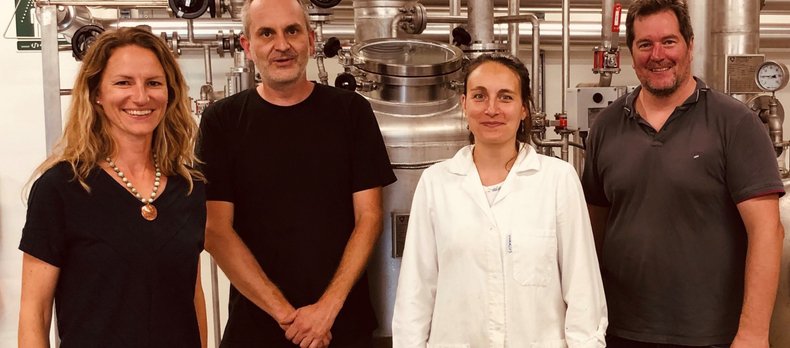 L'équipe de Mediplant pose devant la plateforme d'extraction dans les locaux de PhytoArk