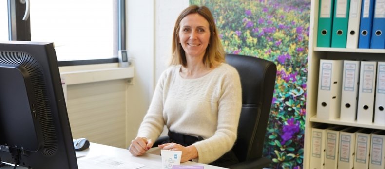 Portrait de Dorothée Sinueux à son bureau, installé au PhytoArk à Conthey.