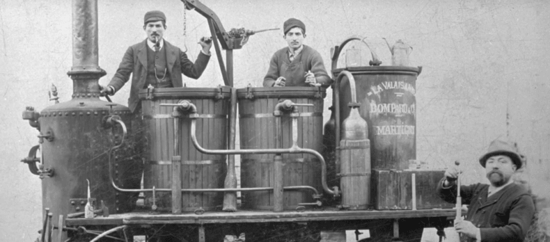 Photo d'archive en noir et blanc de la distillerie Morand, entreprise emblématique du Valais.