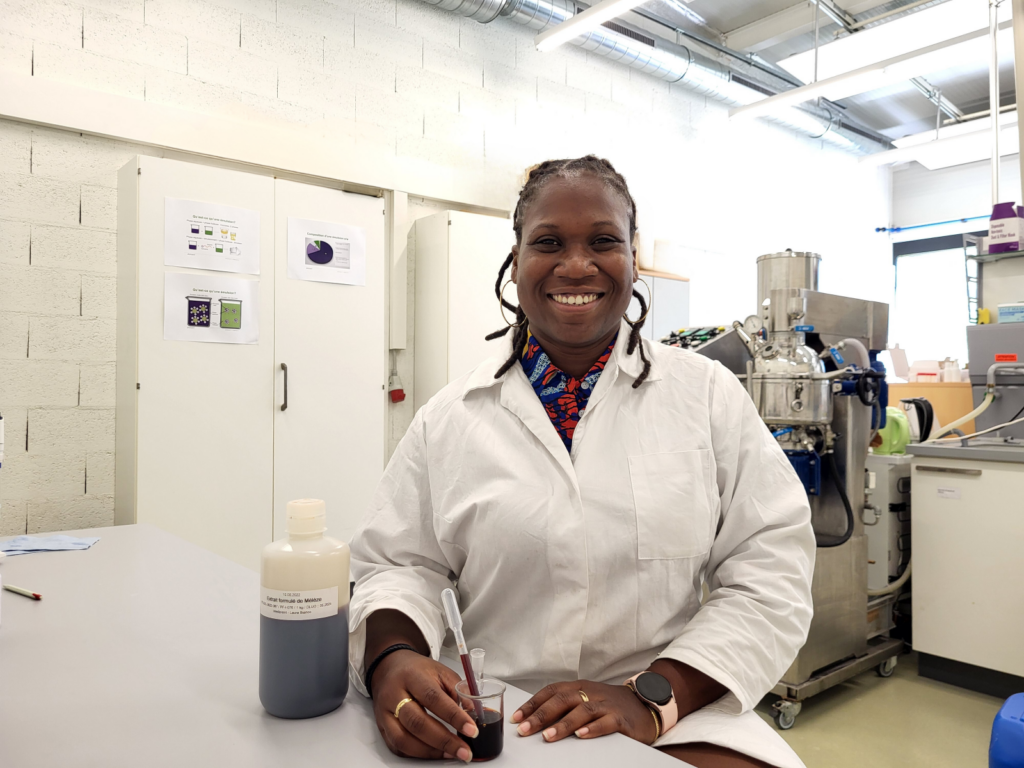 Portrait de Geneviève, formulatrice en cosmétique dans le laboratoire de développement de produits cosmétiques Phytosphere Swiss Lab