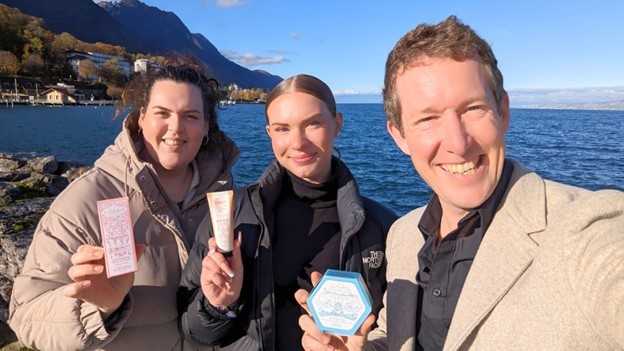 Tulipan Zollinger et l'équipe Zizania qui posent avec un produit suite à la récompense du prix Cohésion et Solidarité Lémanique