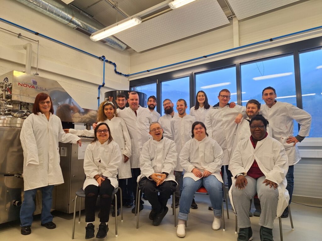 Photo de groupe de travailleurs et encadrants de l'atelier cosmétique de la FOVAHM, installé à PhytoArk
