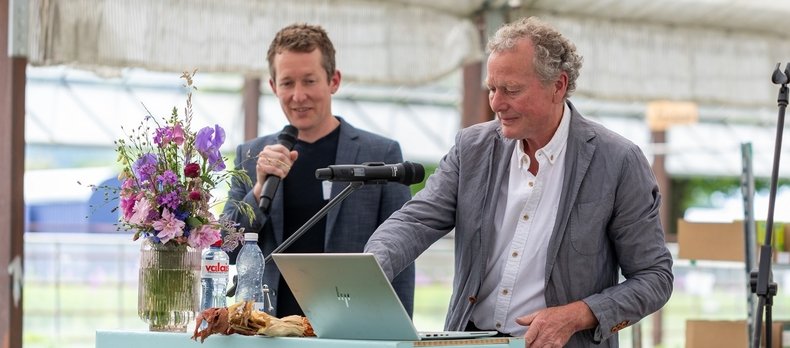 Zollinger Bio basé aux Evouettes est une entreprise familiale. Ici, père et fils font un discours lors de la fête des 40 ans de la société.