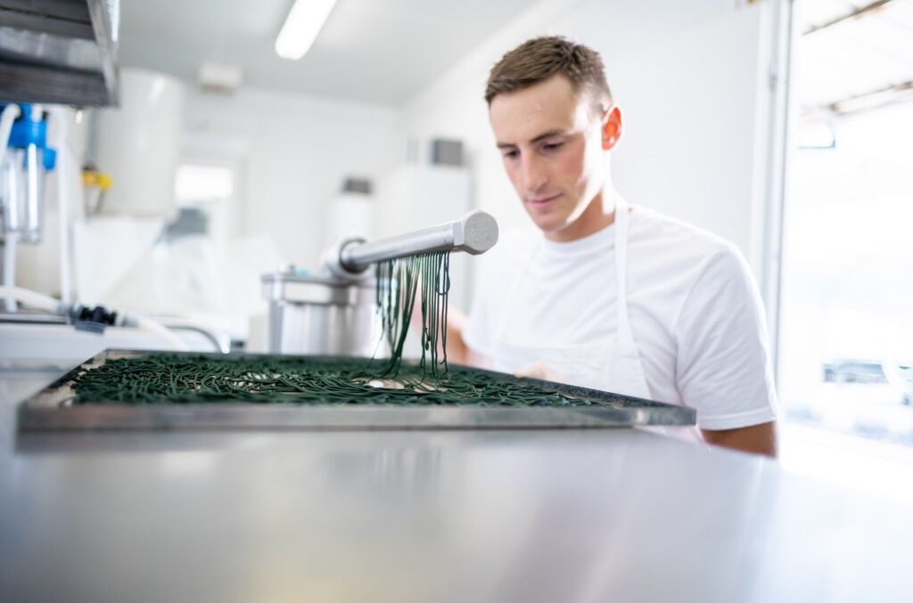 La spiruline est séchée puis conditionnée en paillette pour la consommation