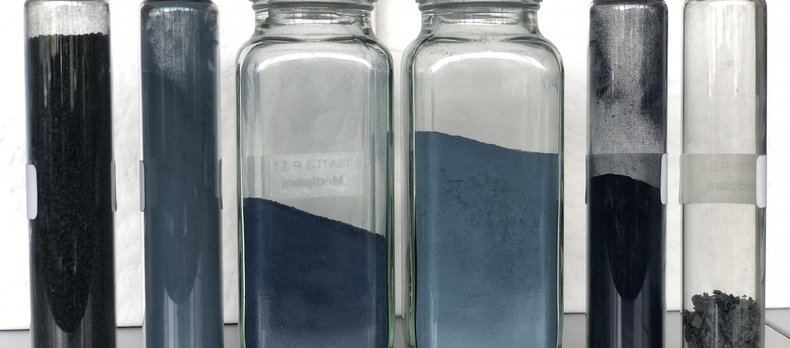 La poudre d'indigo est issue à partir de la plante isatis tinctoria et peut donner différentes intensité de teintes.