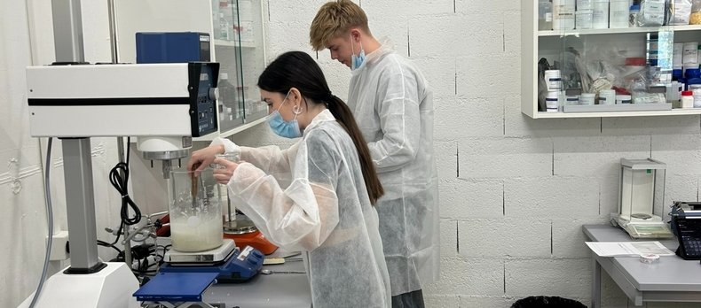 Des étudiants du collègues de Brigue dans le laboratoire de formulation cosmétique Phytosphere Swiss Lab.