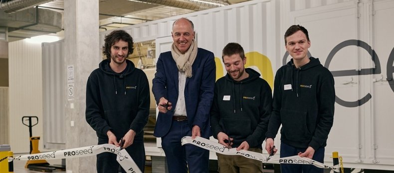L'équipe de ProSeed en compagnie du conseiller d'Etat Christophe Darbellay lors de l'inauguration de la halle pilote à Martigny