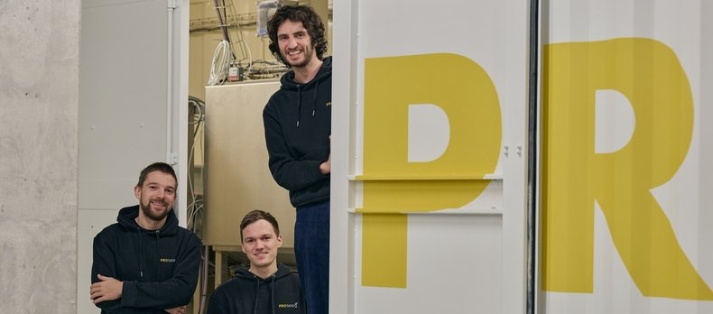 L'équipe de Proseed qui pose devant le container contenant sa technologie de séchage,installé dans la halle pilote à Martigny