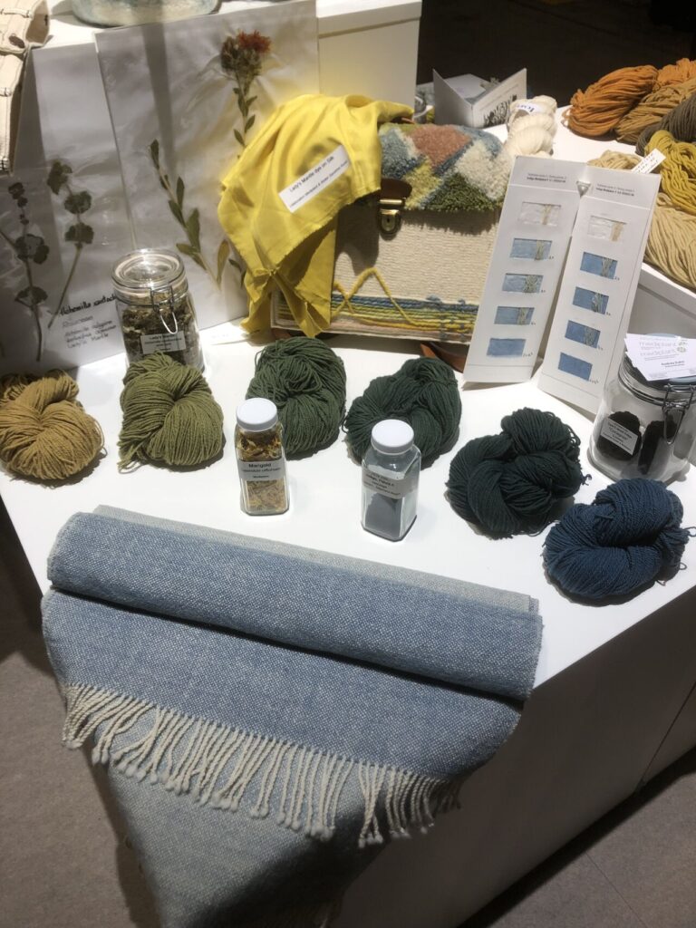 Teintures naturelles exposées à Milan, dans le cadre du projet européen Alptextyles