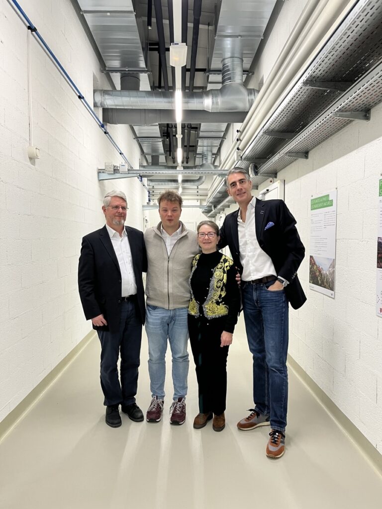 Marie-Christine-Comte et Samuel_Valenzuela, dans les locaux de PhytoArk, avec les auditeurs