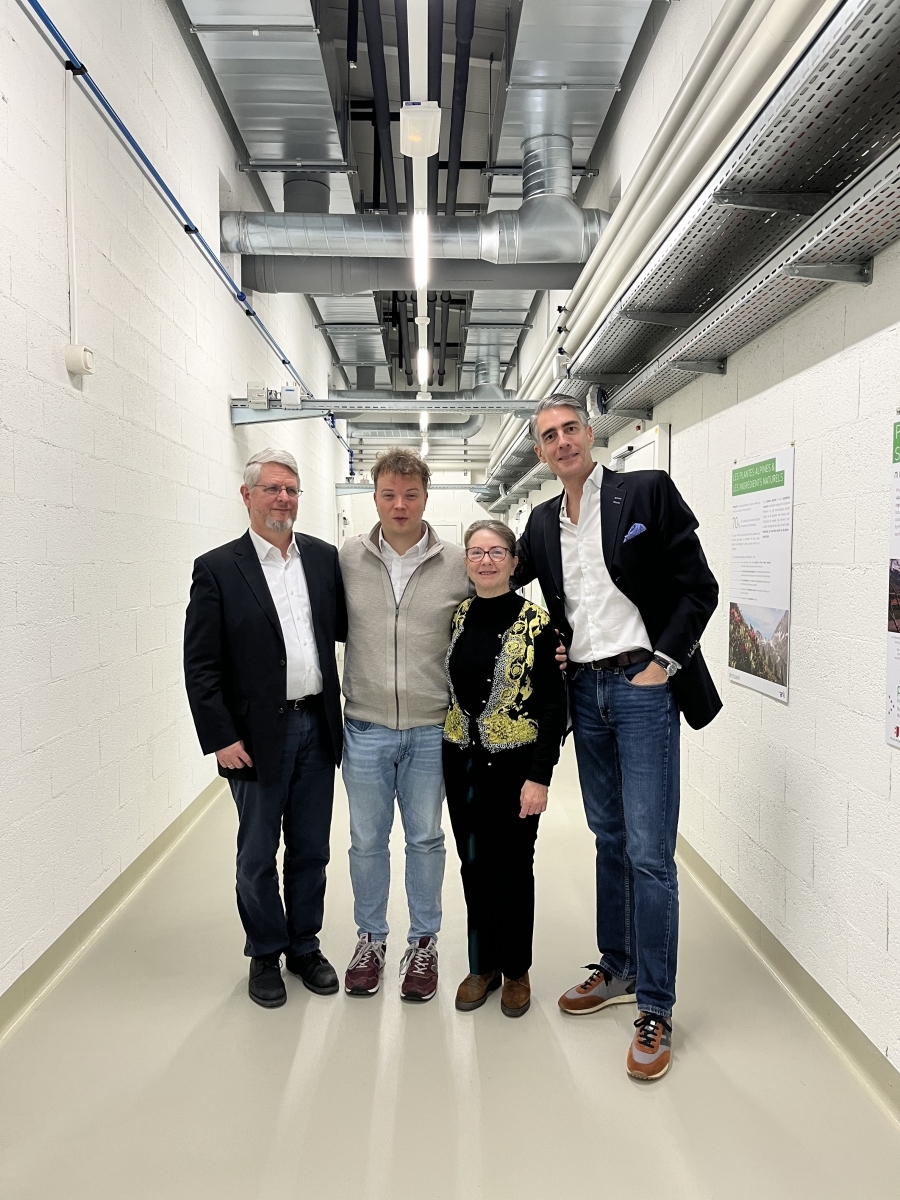 Marie-Christine-Comte et Samuel_Valenzuela, dans les locaux de PhytoArk, avec les auditeurs