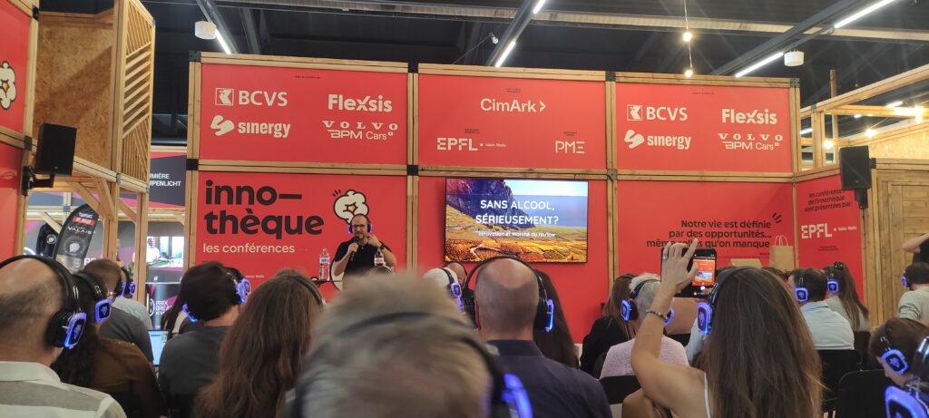 Alexandre Luyet de Conexkt présentant la conférence « Sans alcool, sérieusement ? » consacrée à l’innovation et au marché du no/low dans la viticulture valaisanne, lors de la Foire du Valais 2026.